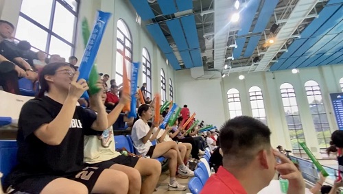 由365英国官网学生组成的拉拉队.jpg 由365英国官网学生组成的拉拉队.jpg