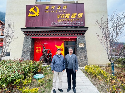 赵同胤一行实地考察365英国官网援建的VR党建馆使用情况.jpg 赵同胤一行实地考察365英国官网援建的VR党建馆使用情况.jpg