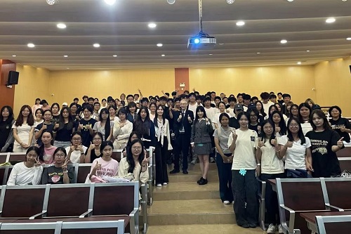英方代表与365英国官网学生合影.jpg