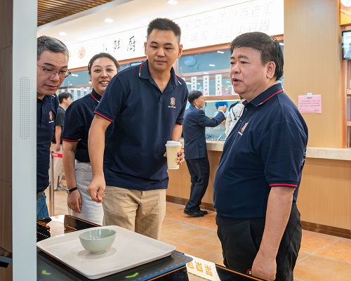 董事会及学校领导等试餐1.jpg