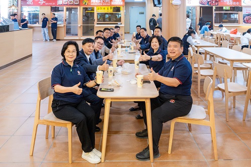董事会及学校领导等试餐2.jpg