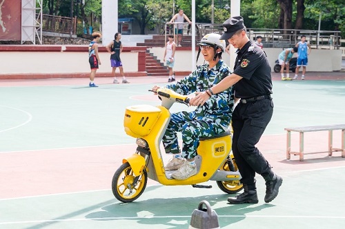 现场指导.jpg 现场指导.jpg