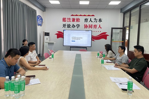 教研室教师代表同机械设计制造及自动化专业教师李斌现场交流.jpg 教研室教师代表同机械设计制造及自动化专业教师李斌现场交流.jpg