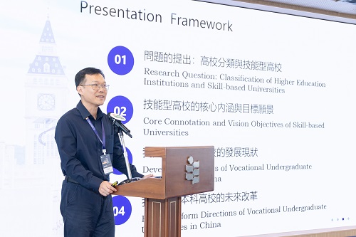 方泽强作报告.jpg 方泽强作报告.jpg