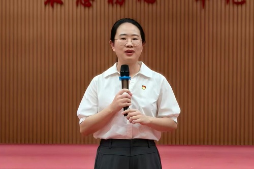 张婷主讲.jpg 张婷主讲.jpg