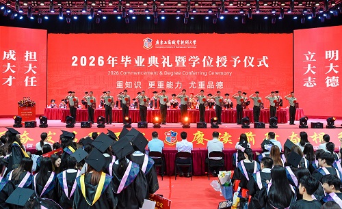 颁发毕业证书2.jpg 颁发毕业证书2.jpg
