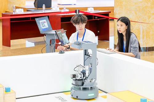 参赛学生调试机器人.jpg