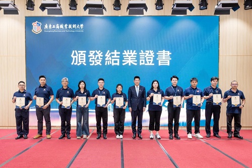 仲伟合为参训学员颁发结业证书.jpg 仲伟合为参训学员颁发结业证书.jpg