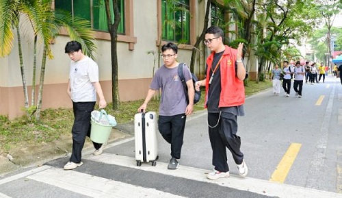 志愿者提供服务（大旺校区）.jpg