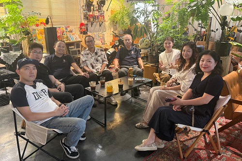 校友围坐畅谈.jpg 校友围坐畅谈.jpg