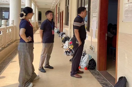 吴香丽陪同市教育局领导巡查考场.jpg 吴香丽陪同市教育局领导巡查考场.jpg