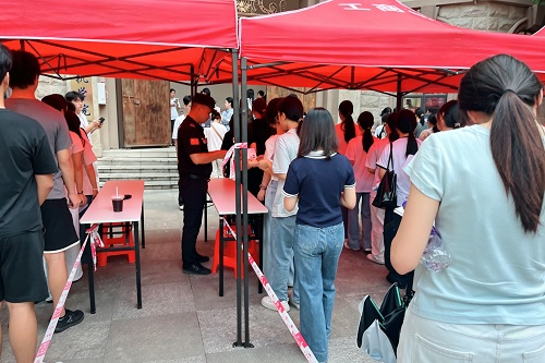 考生接受考前证件检查.jpg 考生接受考前证件检查.jpg