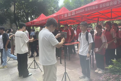 考生接受考前人脸识别.jpg 考生接受考前人脸识别.jpg