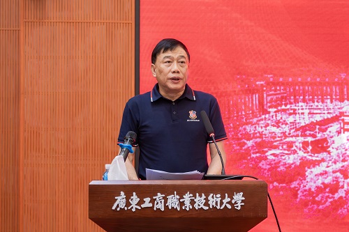 丁勇宣读表彰文件.jpg 丁勇宣读表彰文件.jpg