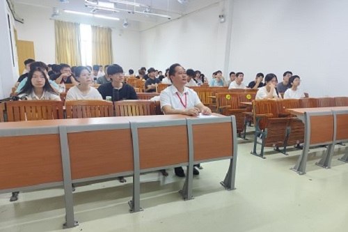 校领导听课(大旺校区).jpg 校领导听课(大旺校区).jpg