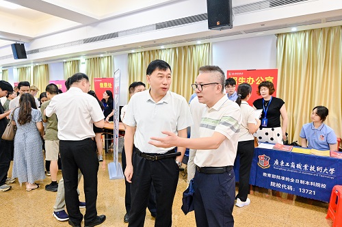 党委书记丁勇在大旺校区迎新现场.jpg