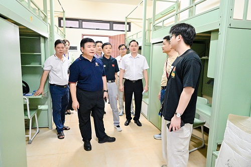 校领导走访学生宿舍1.jpg